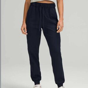 Lululemon strech high- Rise Jogger waisted, stretchy black athletic pants Size 1